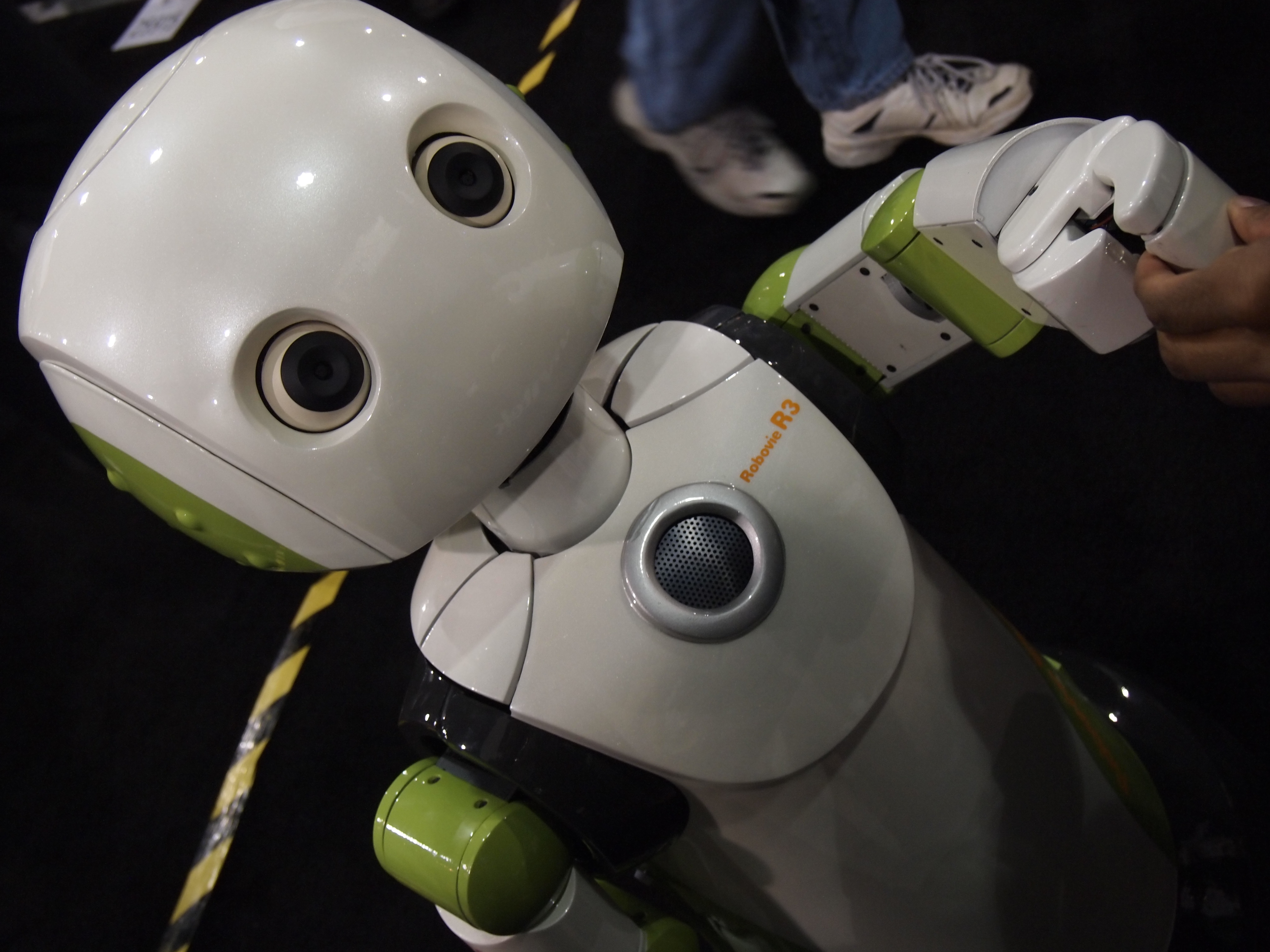 ces-2011-robots-robovie-r3-refuses-to-shake-my-hand