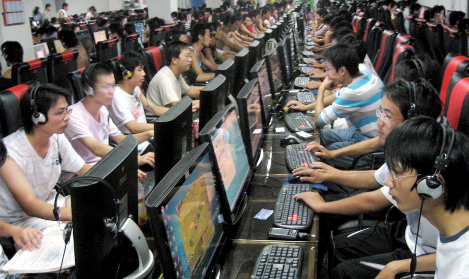 chinese-internet-users-in-internet-cafe