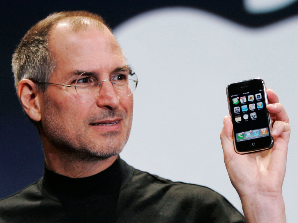 steve-jobs-holding-iphone