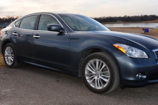 2012 infiniti m56x review front angle