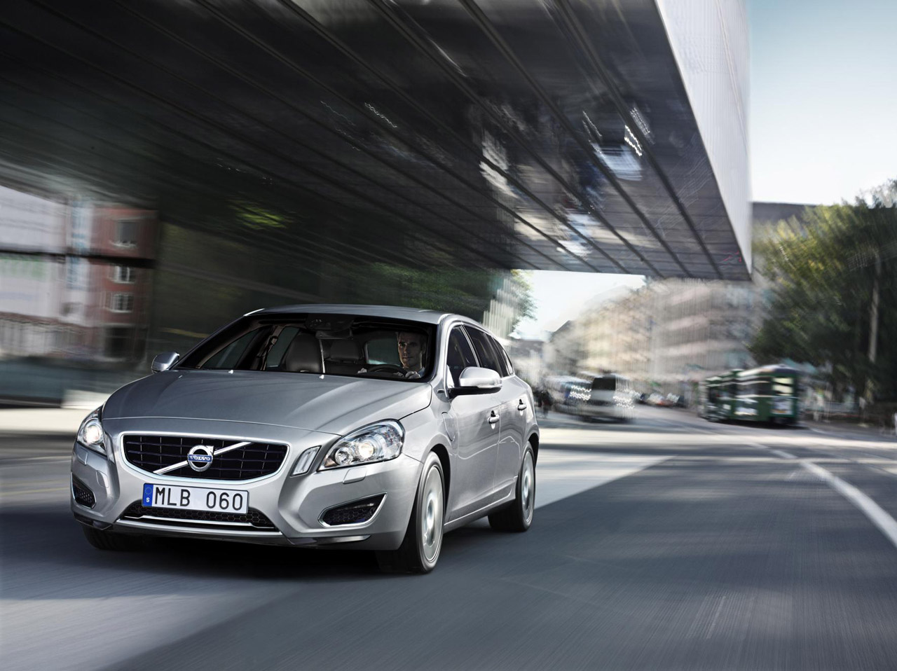 Volvo V60 plug-in diesel hybrid front three quarter motion