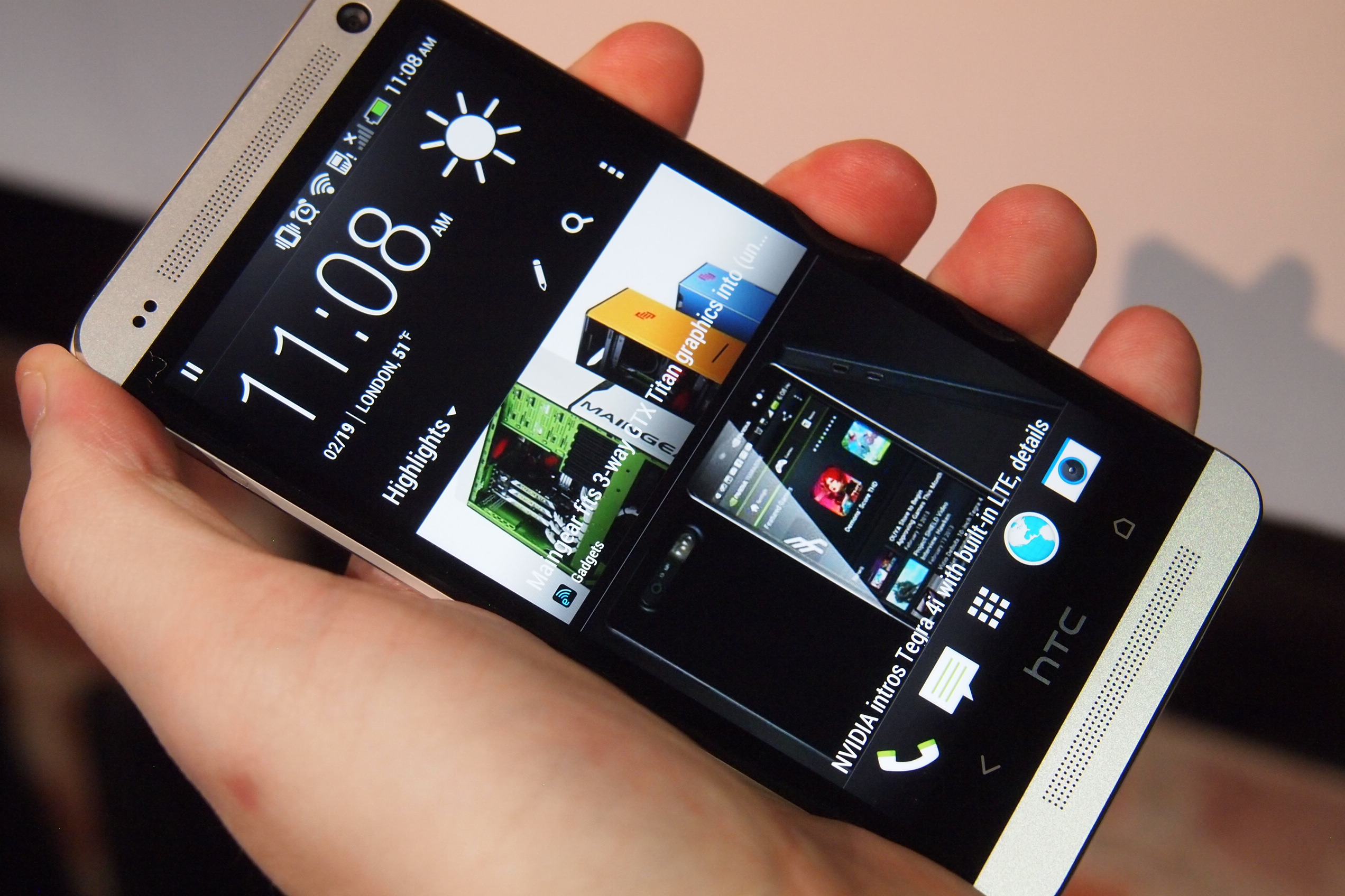 HTC One - BlinkFeed