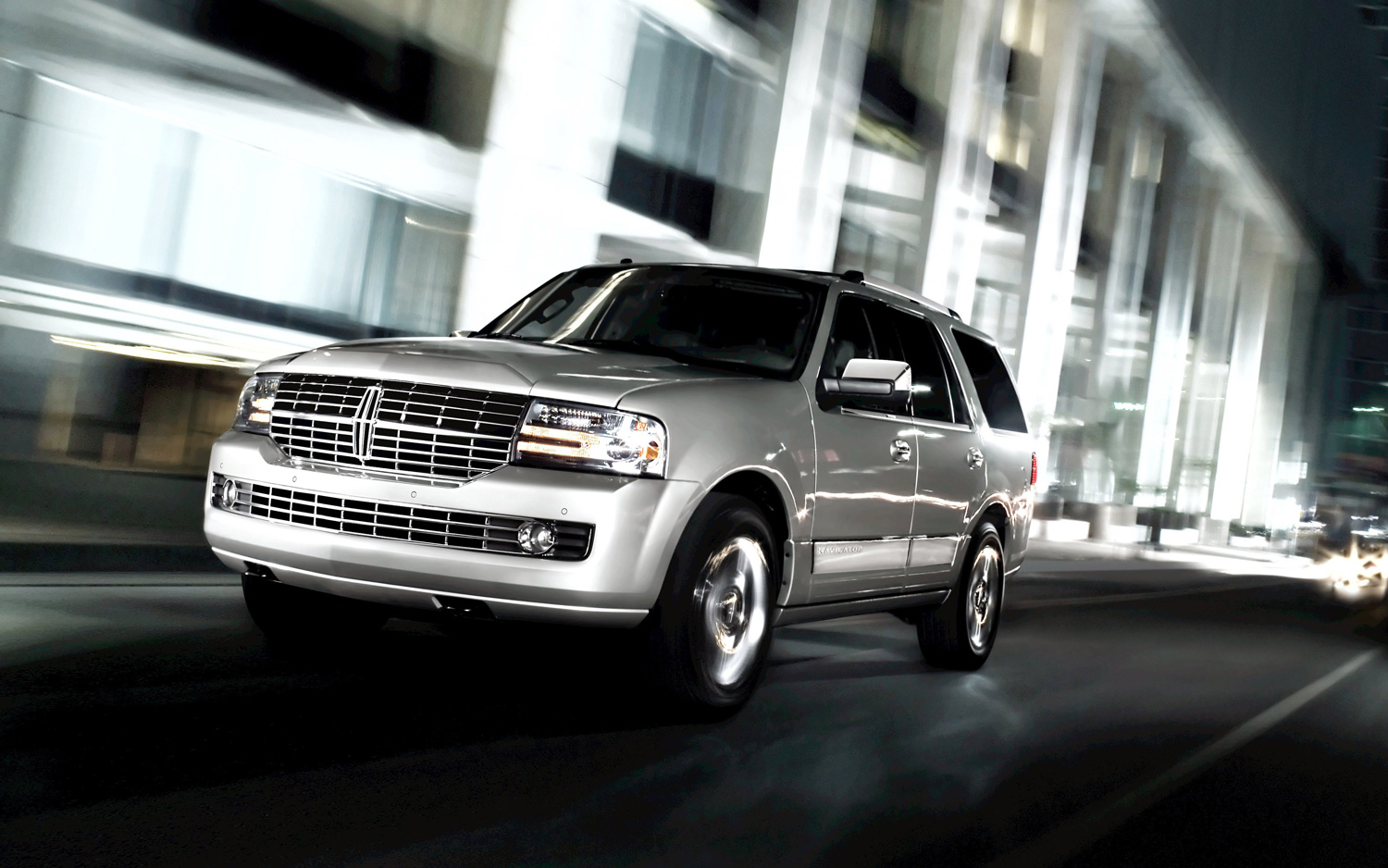 2013 Lincoln Navigator city driving