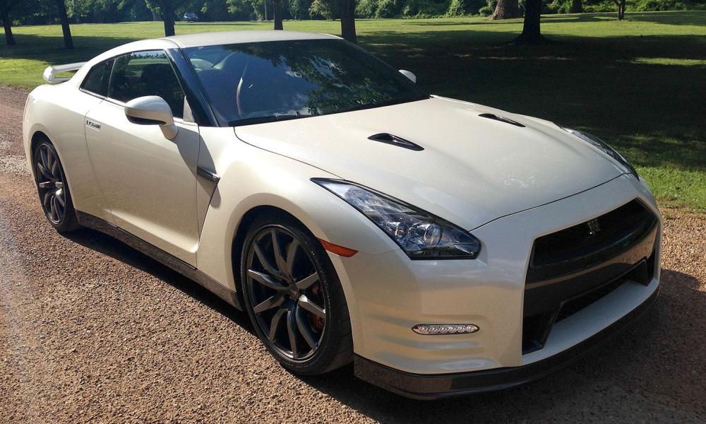 2014 Nissan GT R front angle