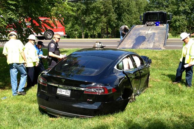 drunk tennessee tesla driver causes blackout after crashing into pole teslacrashtop650