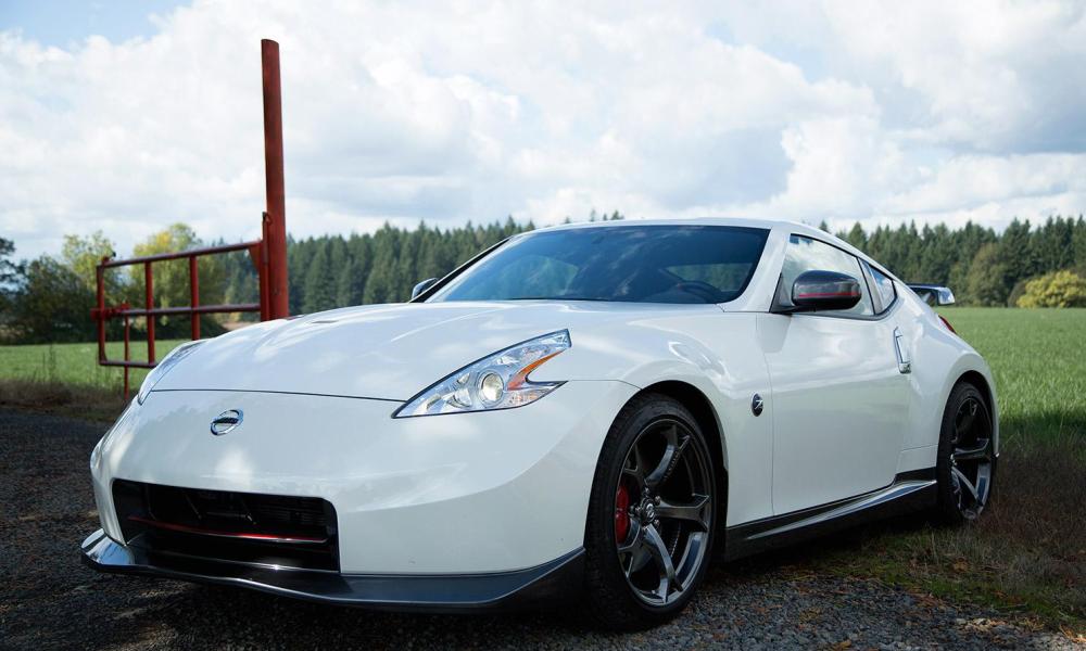 2014 Nissan 370Z NISMO front right angle closeup