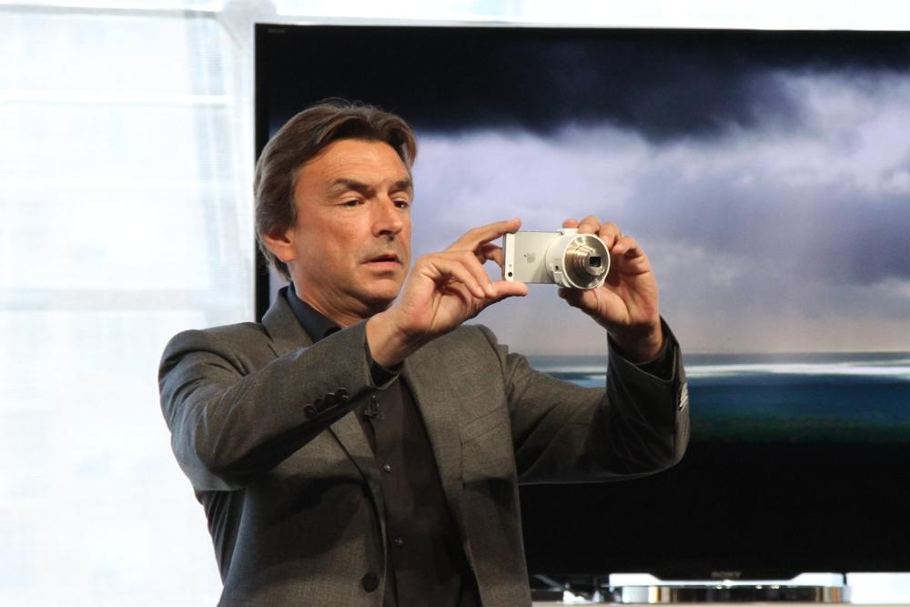 sony debuts qx100 qx10 lens style cameras phil molyneux