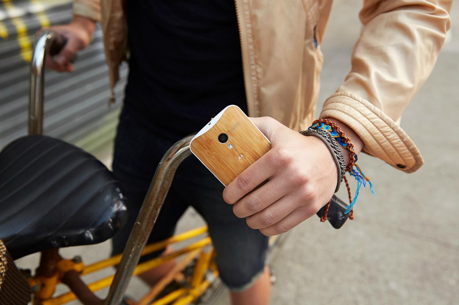 moto x wooden back lands on maker bamboo