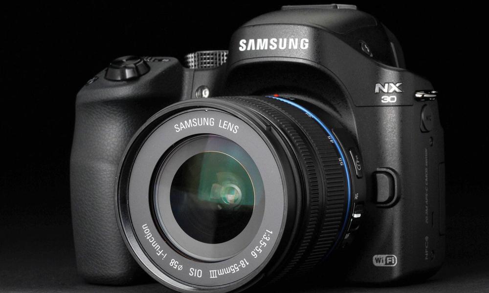 Samsung NX30 front right angle