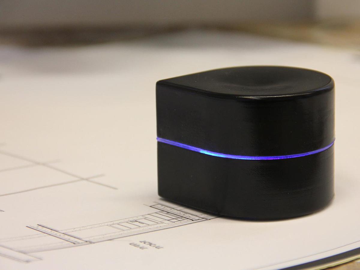 pocket sized printer moves across page zuta