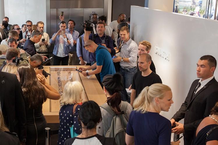 apple watch paris fashion week stealing the show colette applewatch 749x500