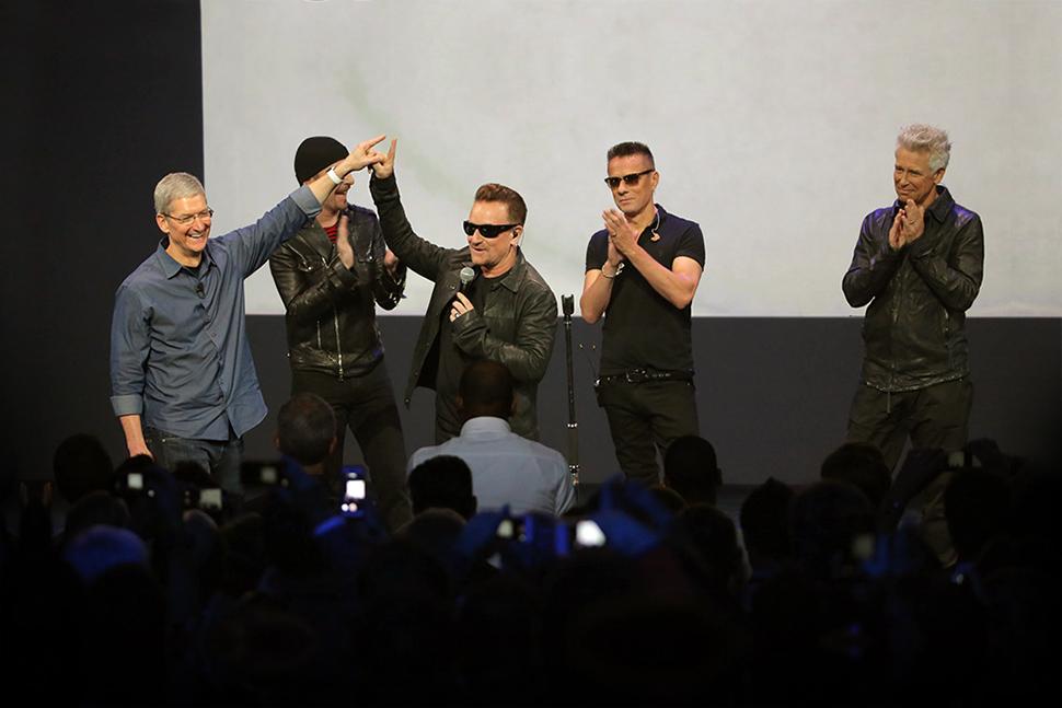 bono says sorry pushing new album itunes users tim cook u2 apple iphone 6 2014