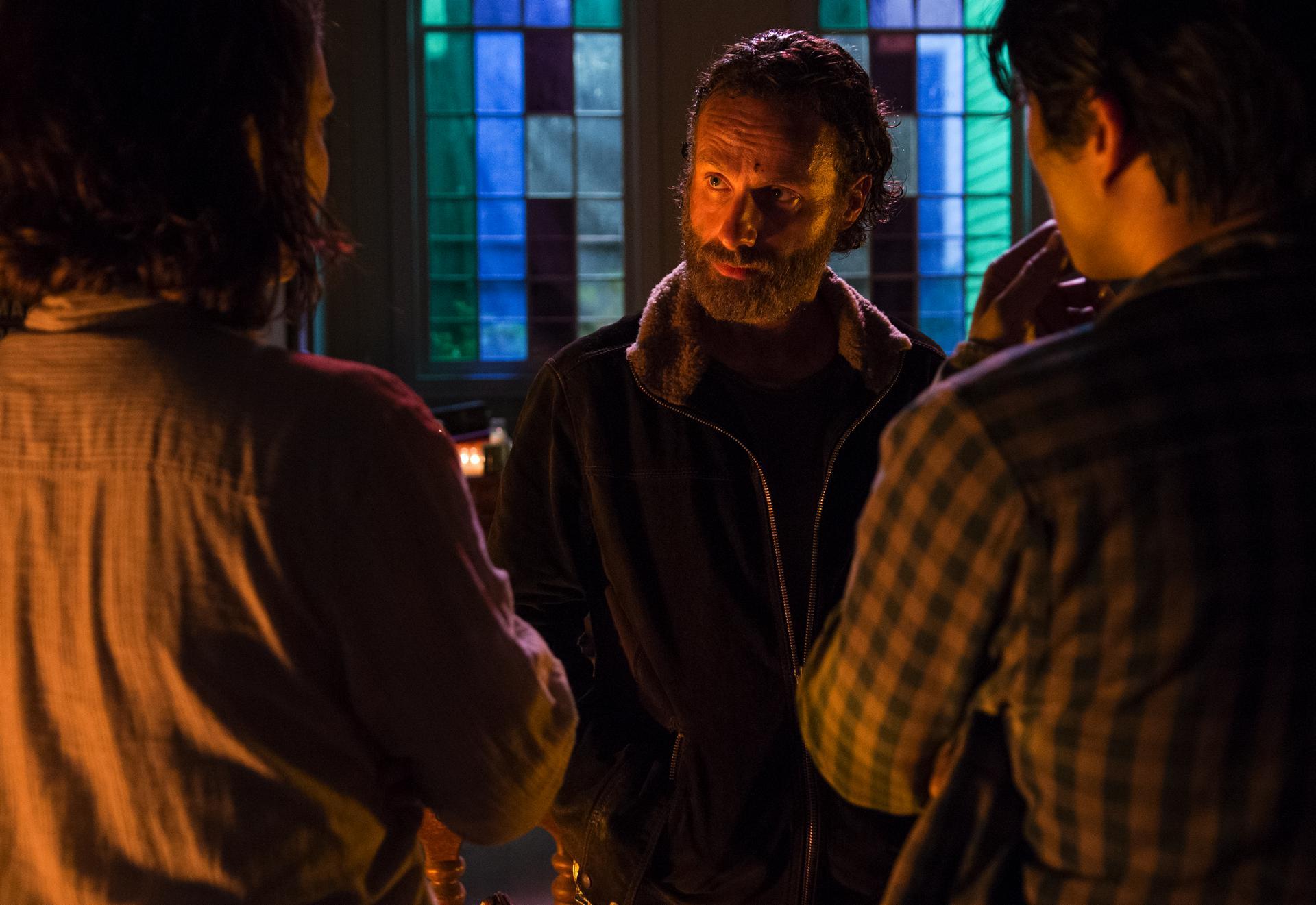 walking dead weekly recap bodies fall four walls roof s05e03 0001