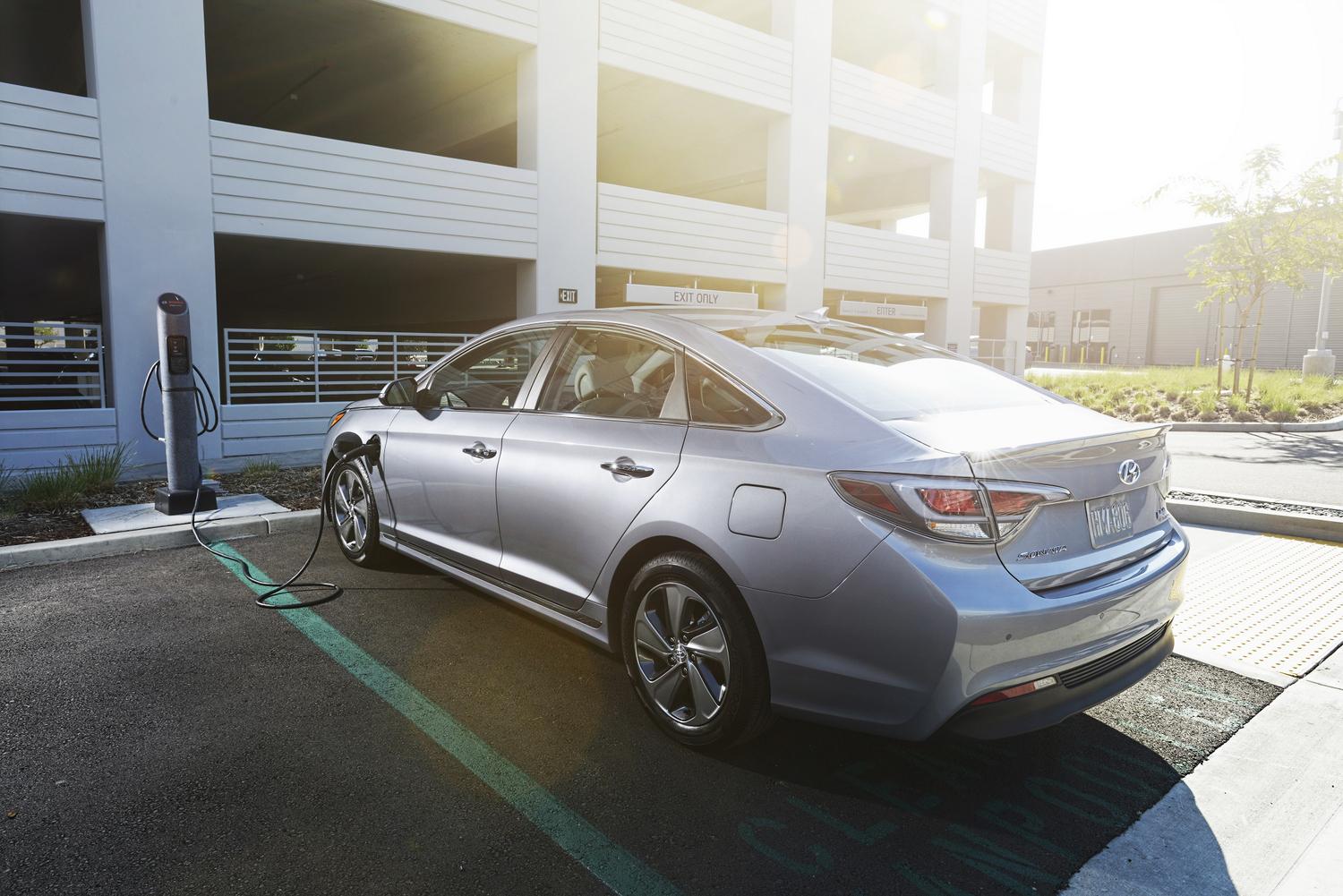 here hubject charge 2016 hyundai sonata plug in hybrid charging station wide detroit auto show