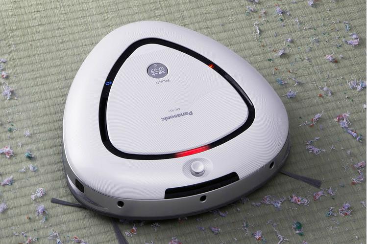 panasonic introduces mc rs1 rulo a triangular robot vacuum triangluar