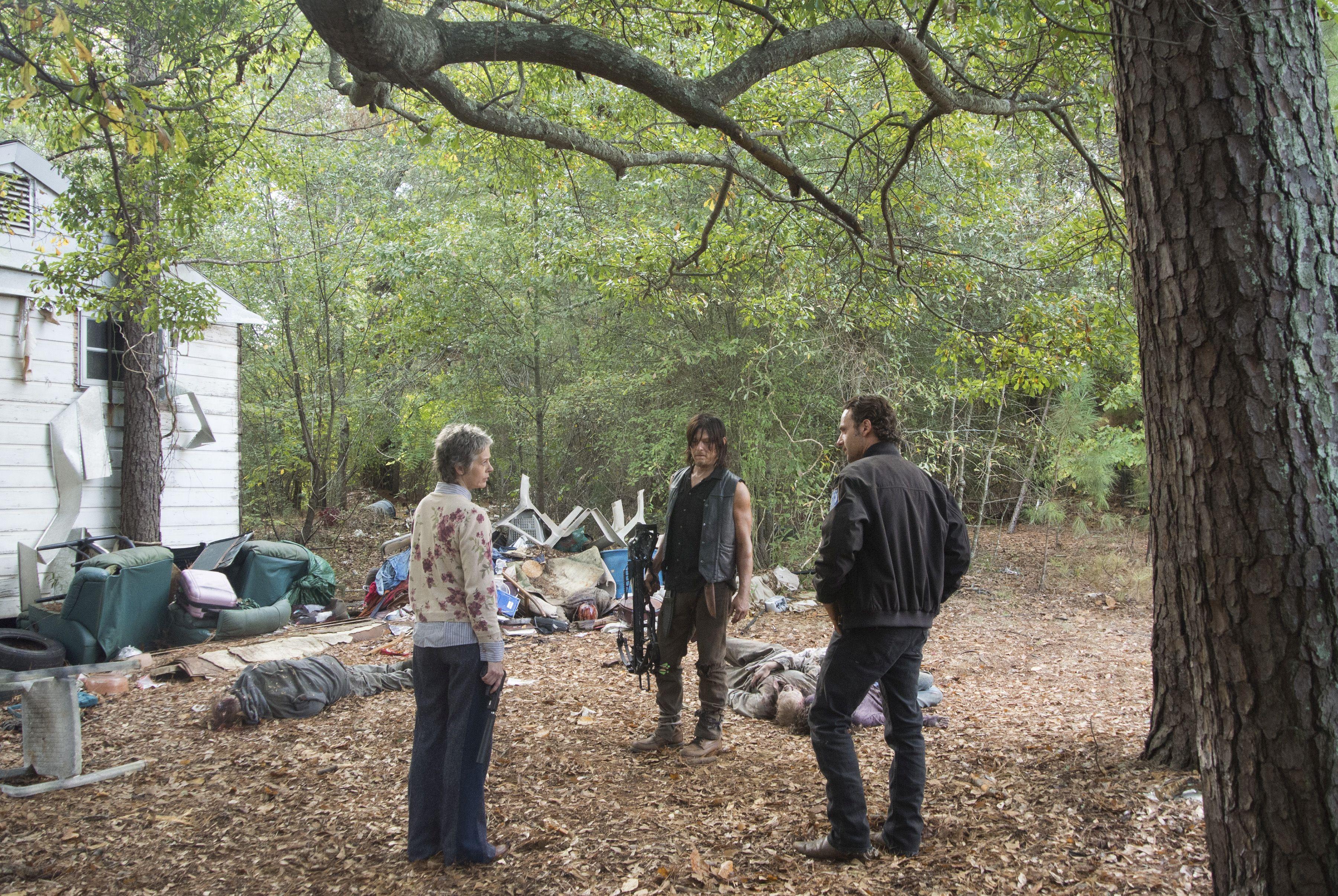 the walking dead weekly recap forget your worries in alexandria s05e13  02