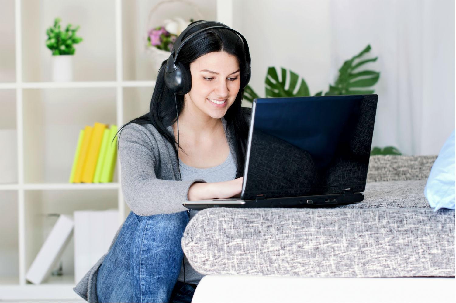 headphones as microphone for hackers laptop girl