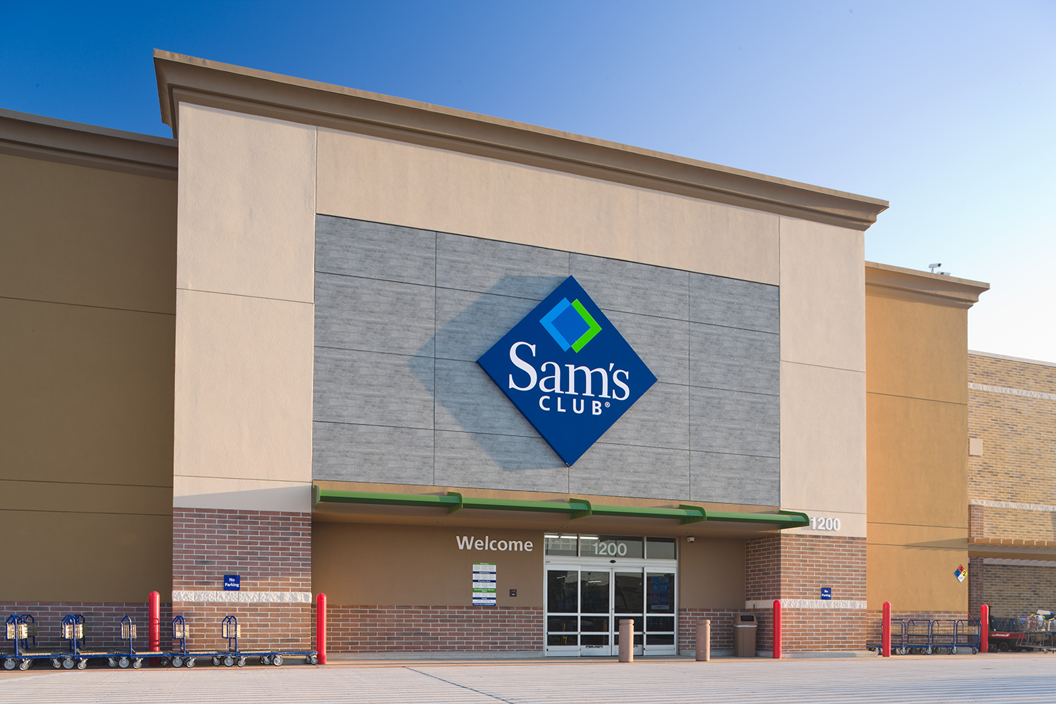 A Sam's club storefront.