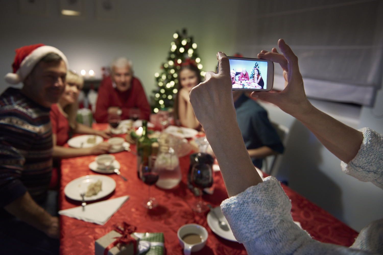 how to take great holiday photos with your phone unrecognizable person taking photography of the family