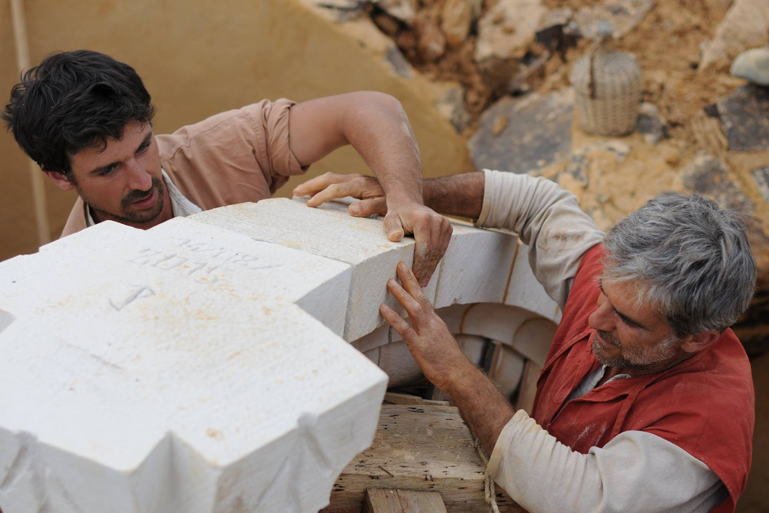 the guedelon castle is being built with 13th century techniques gu  delon 0098