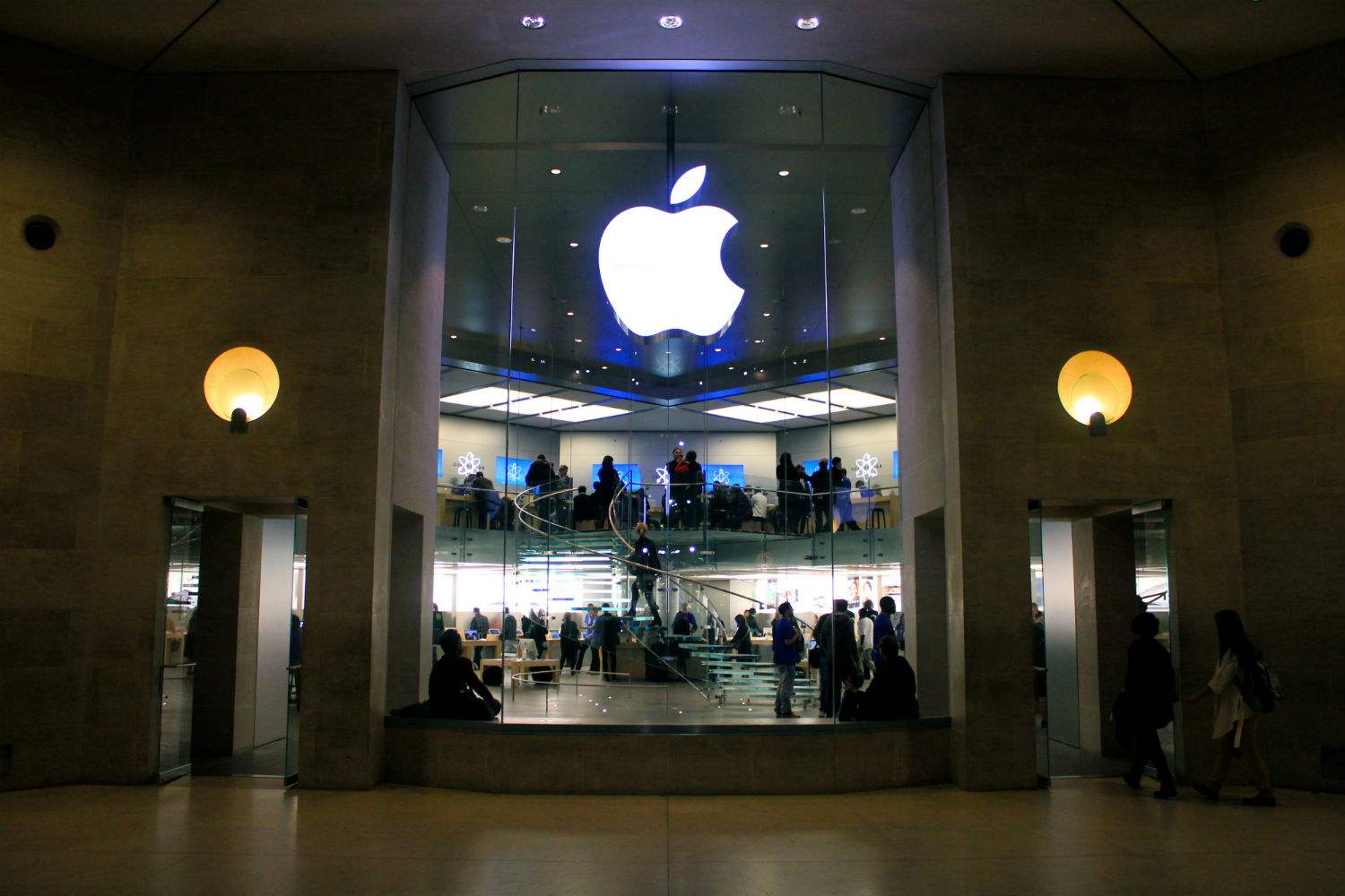 apple ios app monopoly case news store carrousel du louvre