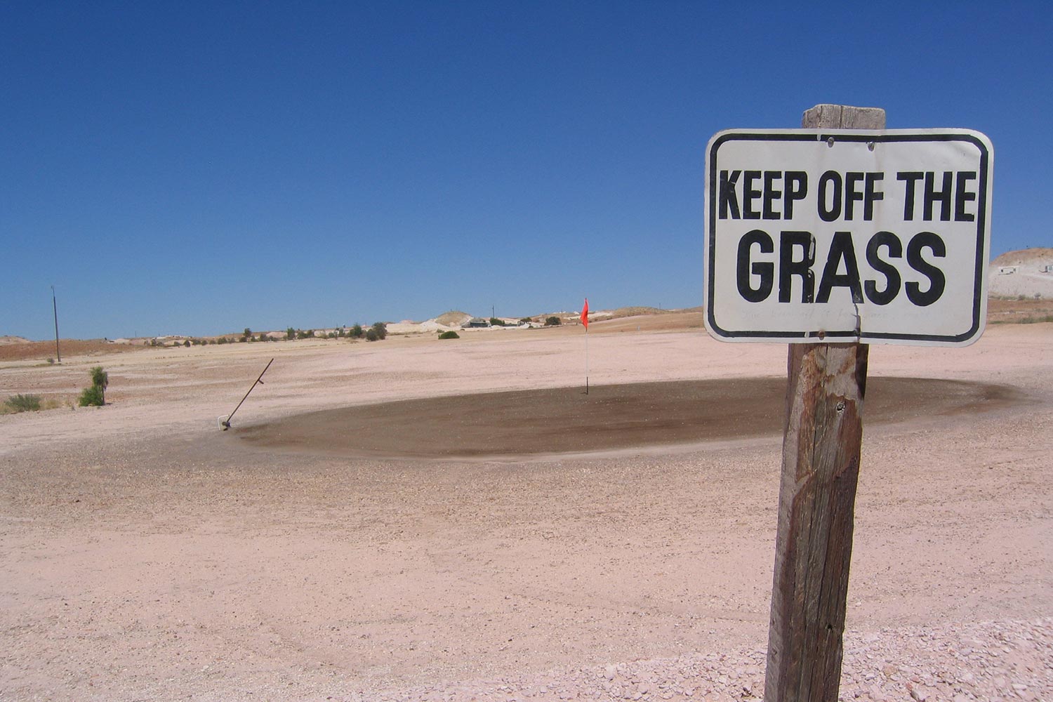 coober pedys residents live in underground dugouts pedy opal fields golf course 001