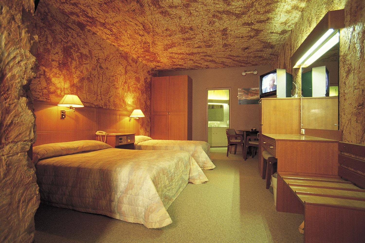 coober pedys residents live in underground dugouts lookout cave motel 0016