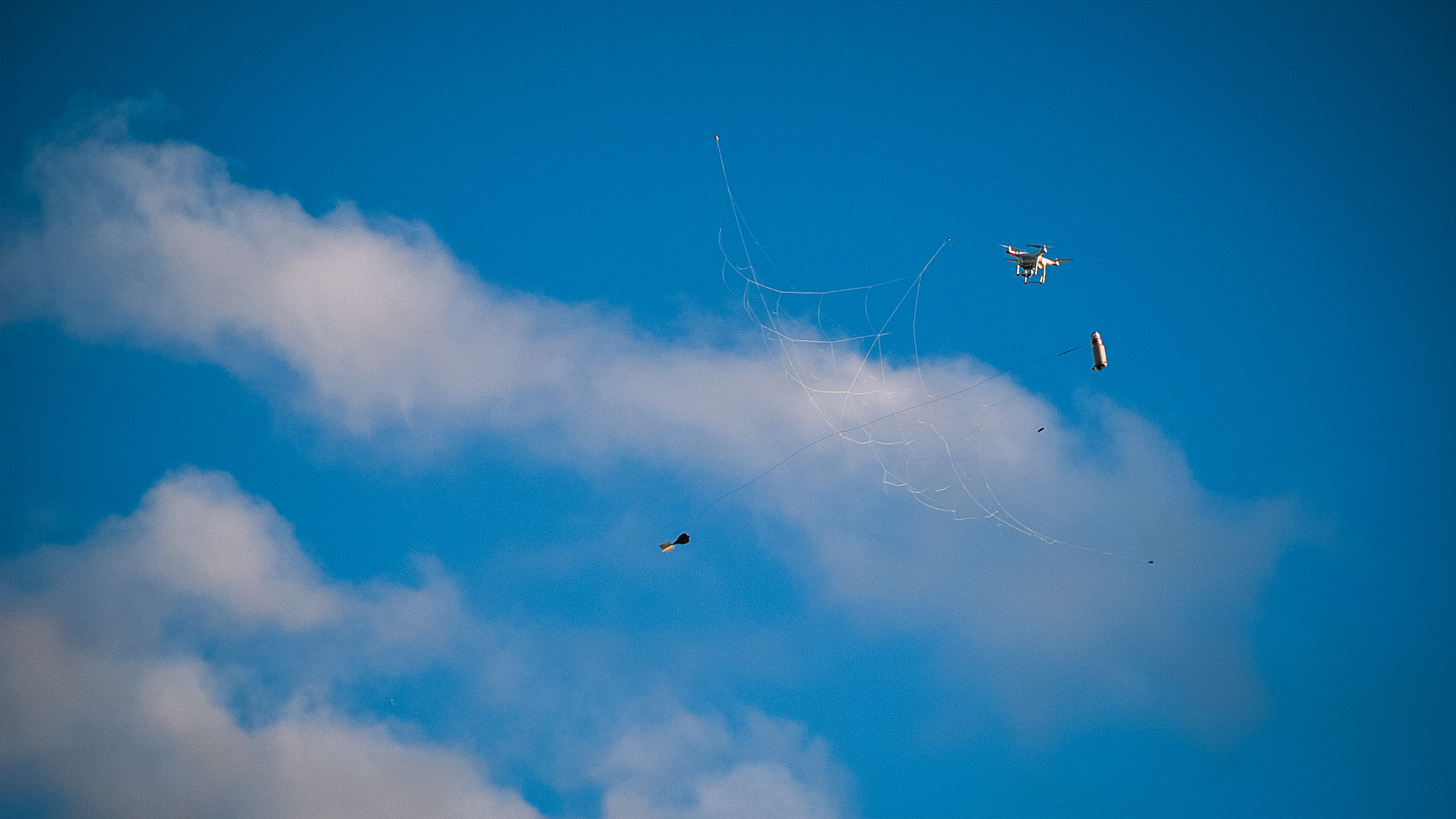 this shoulder mounted net firing bazooka can down a rogue drone at 100 meters capture