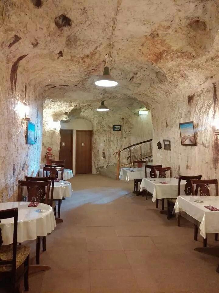 coober pedys residents live in underground dugouts old miners dugout cafe 001