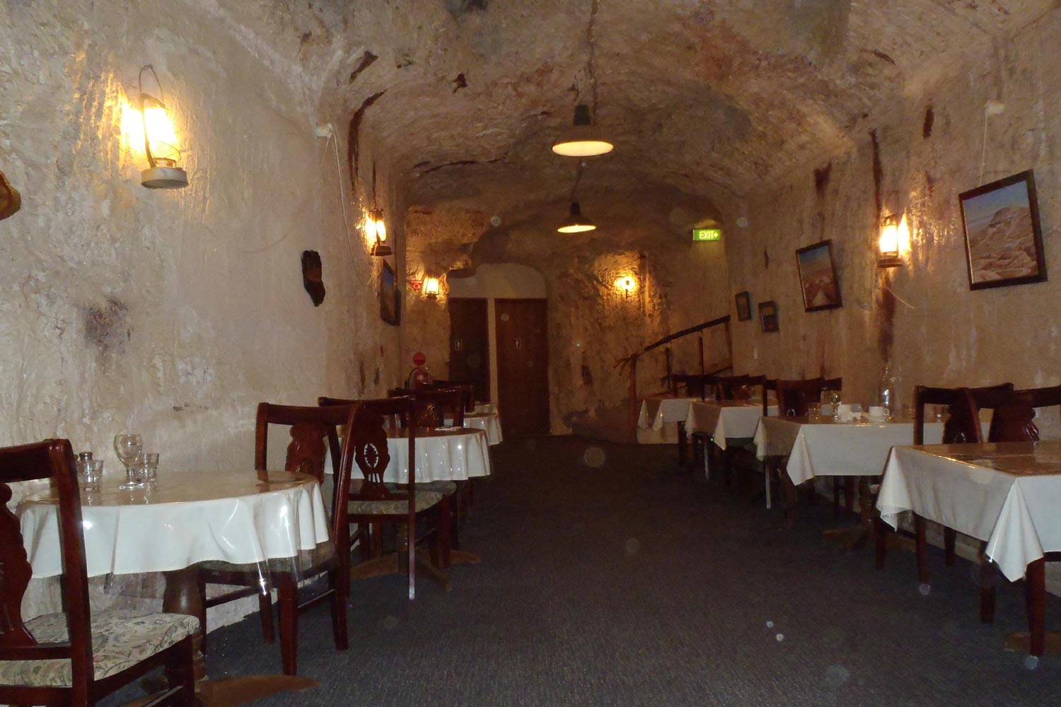 coober pedys residents live in underground dugouts old miners dugout cafe 006