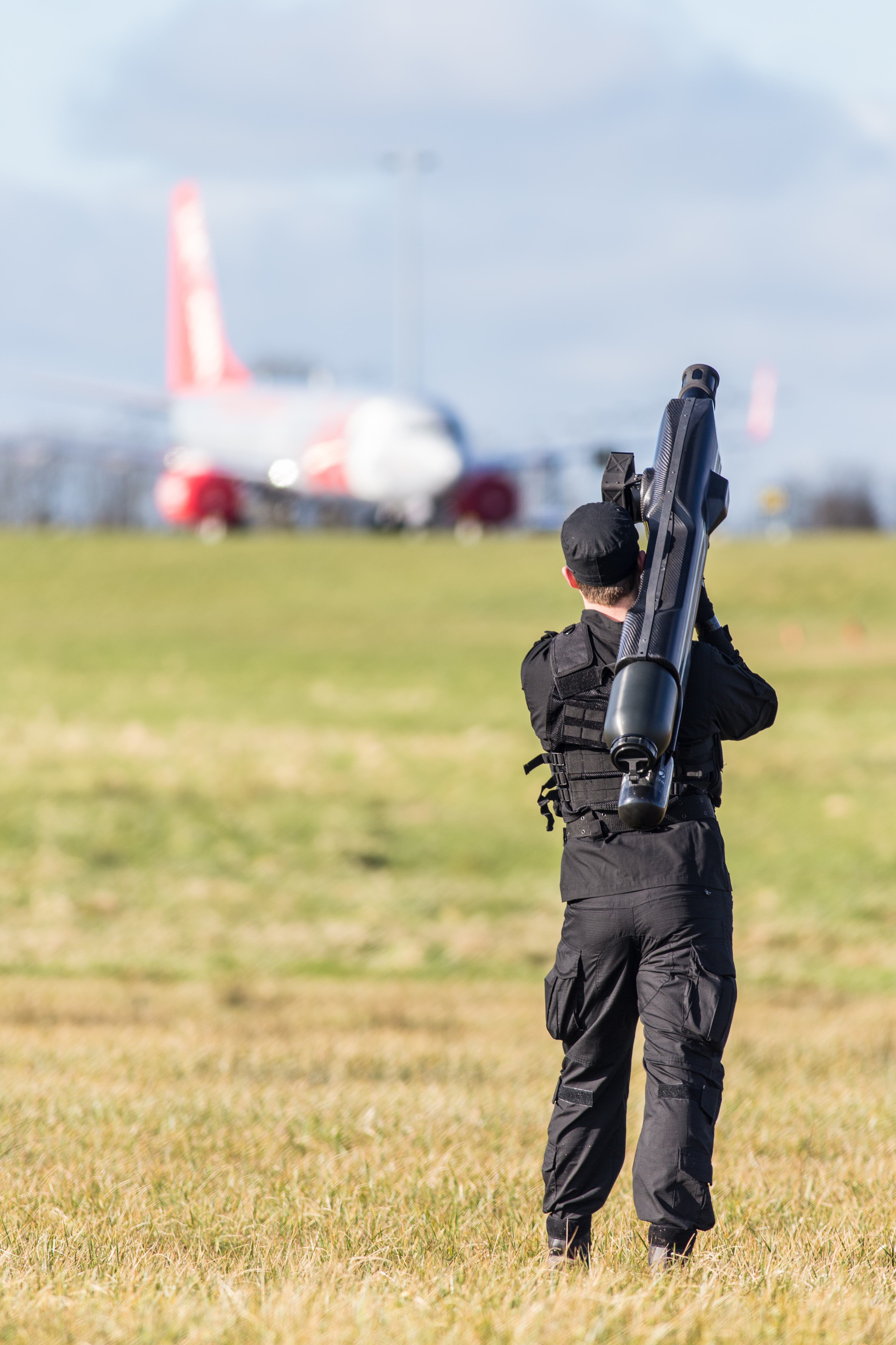 this shoulder mounted net firing bazooka can down a rogue drone at 100 meters skywall 5