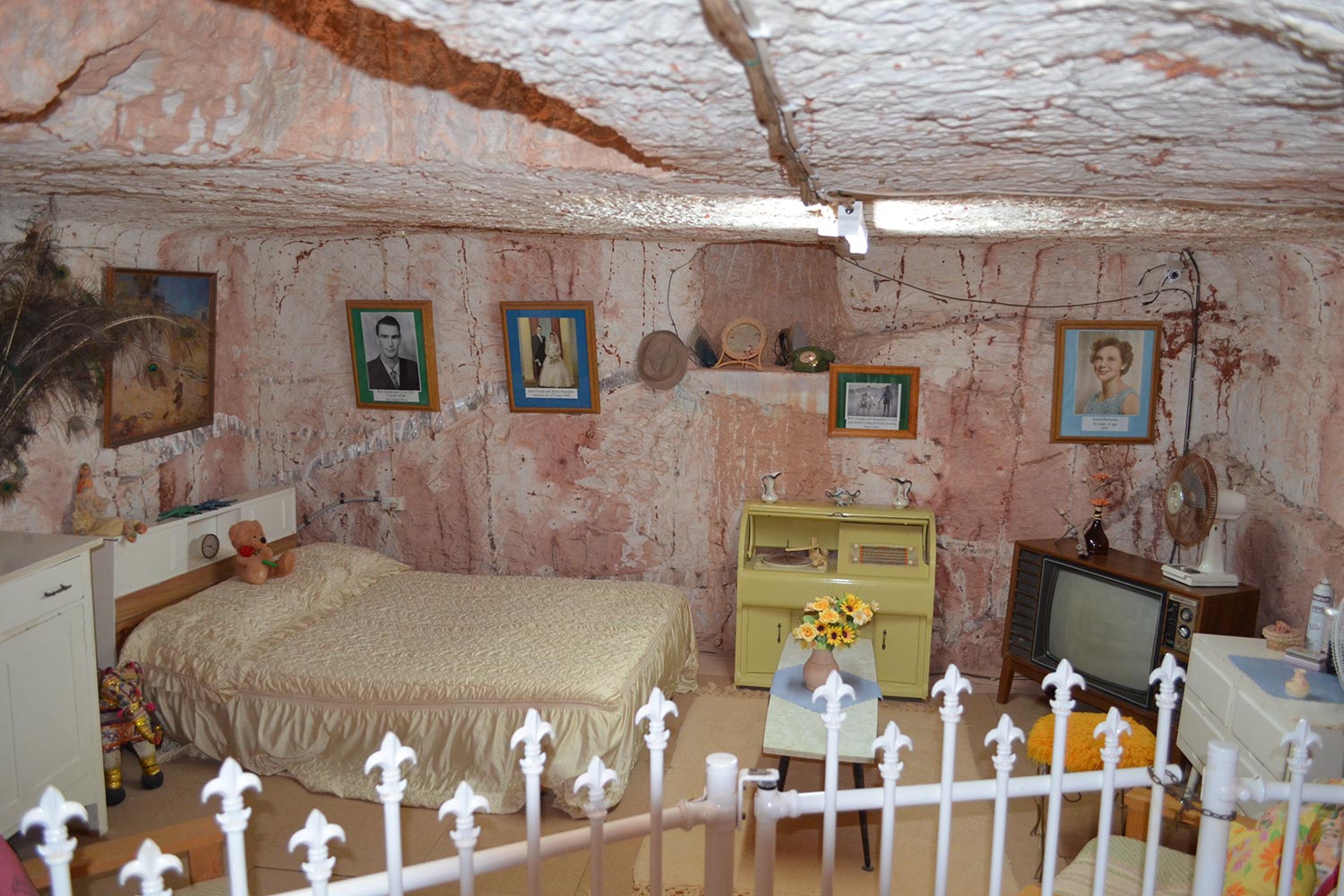 coober pedys residents live in underground dugouts umoona opal mine and museum 003