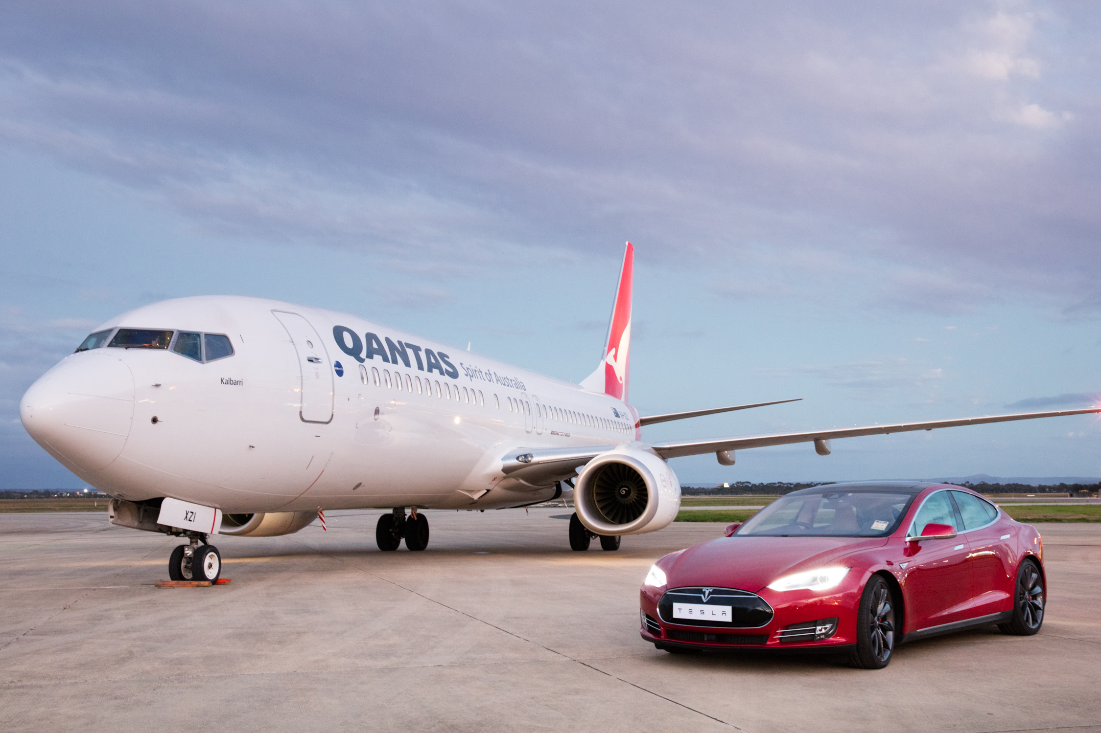 Tesla Model S race a Boeing 737