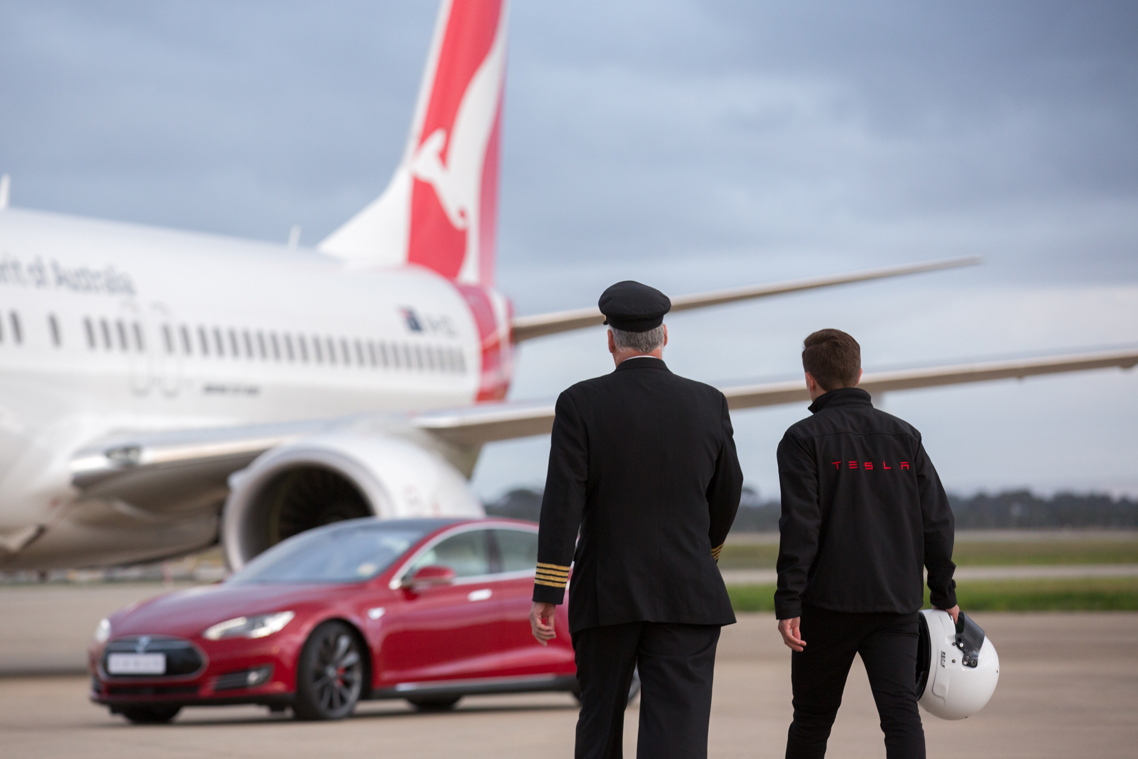 Tesla Model S race a Boeing 737