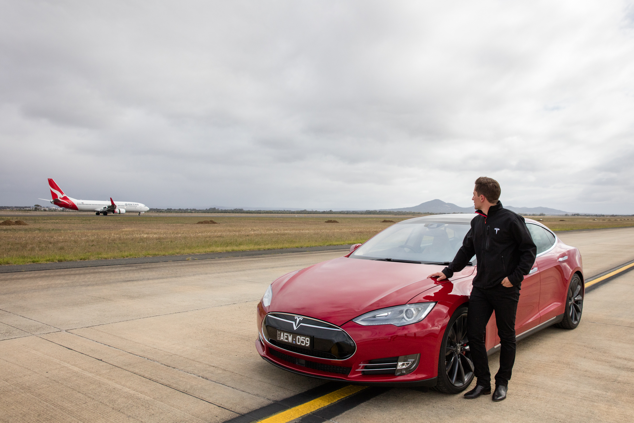 Tesla Model S race a Boeing 737