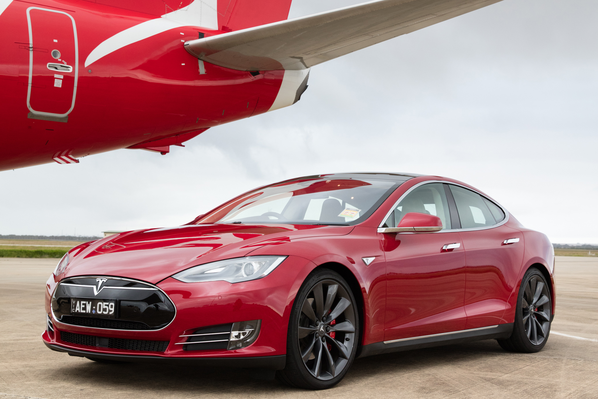 Tesla Model S race a Boeing 737