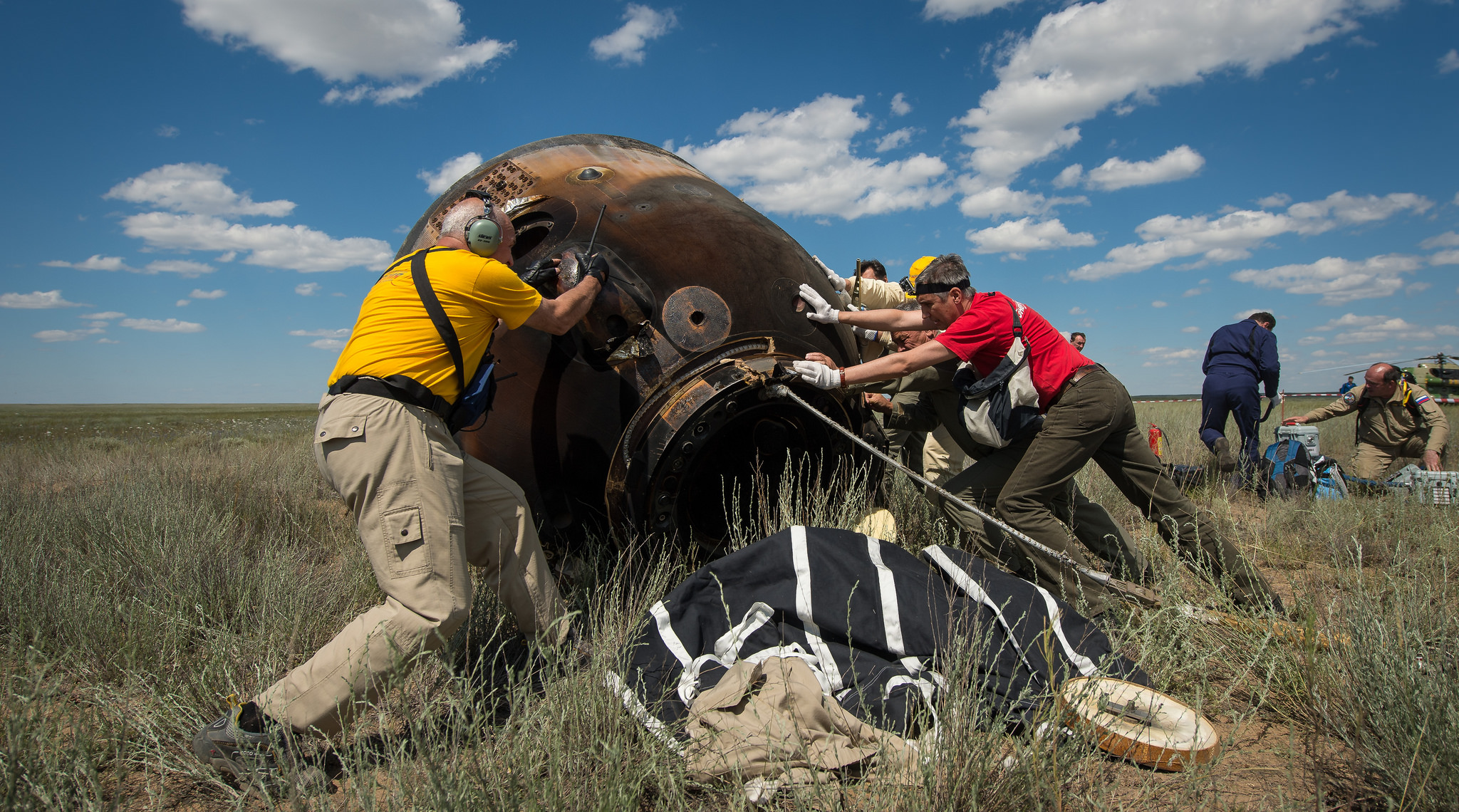 iss astronaut trio return to earth soyuz landing 5