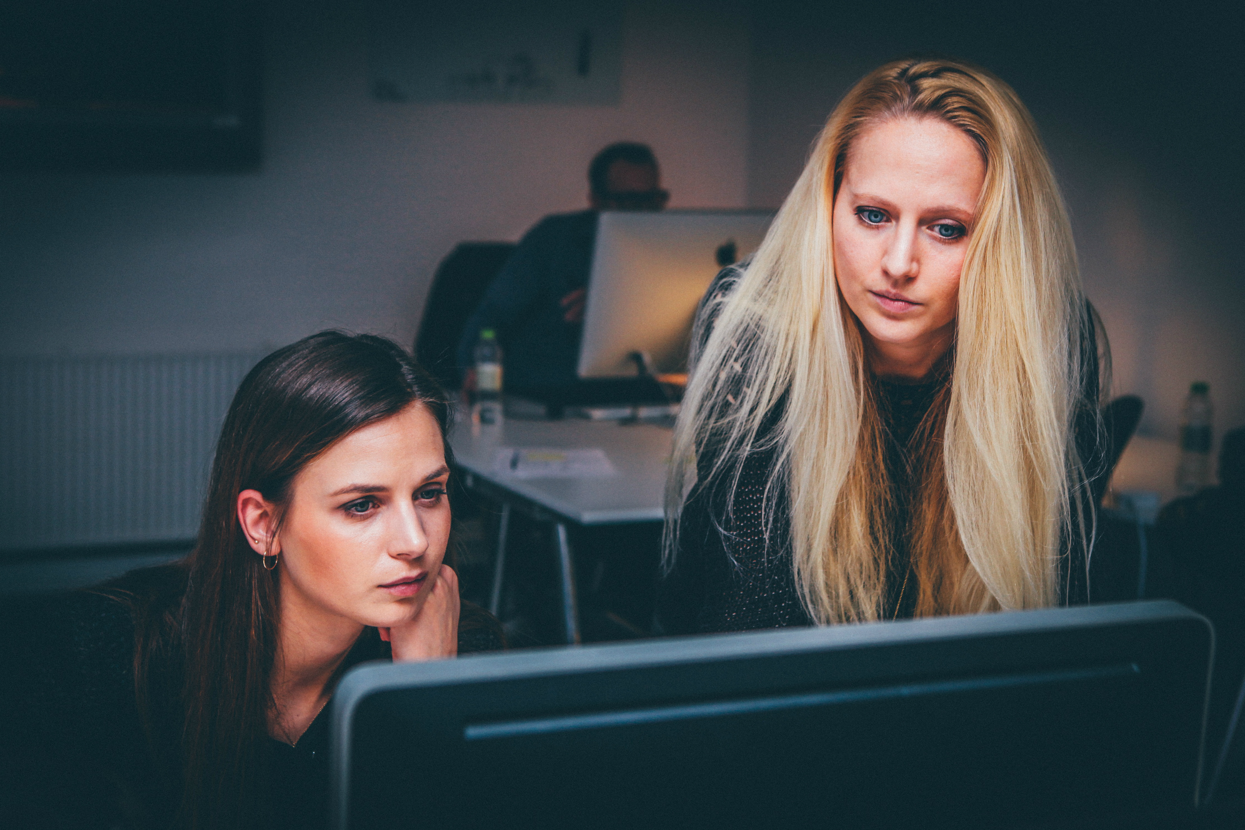 equal pay pledge tech two women working in an office1