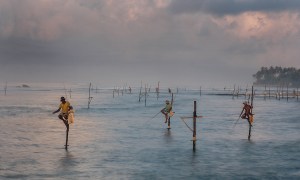 photographer jay dickmans adventurous spirit 12 sri lankan stilt fishermen