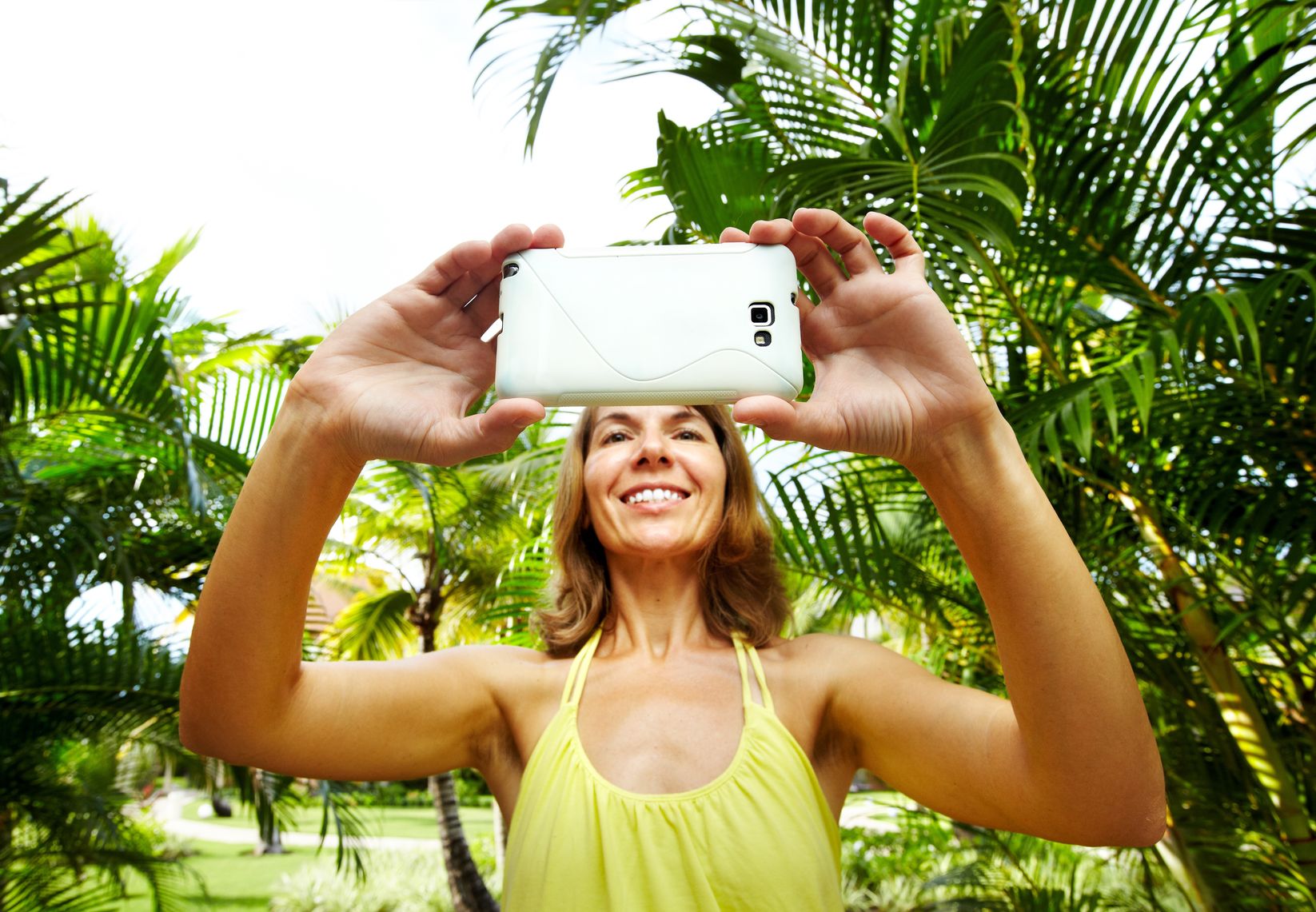 fraunhofer pull out camera 17878560  woman with a smartphone