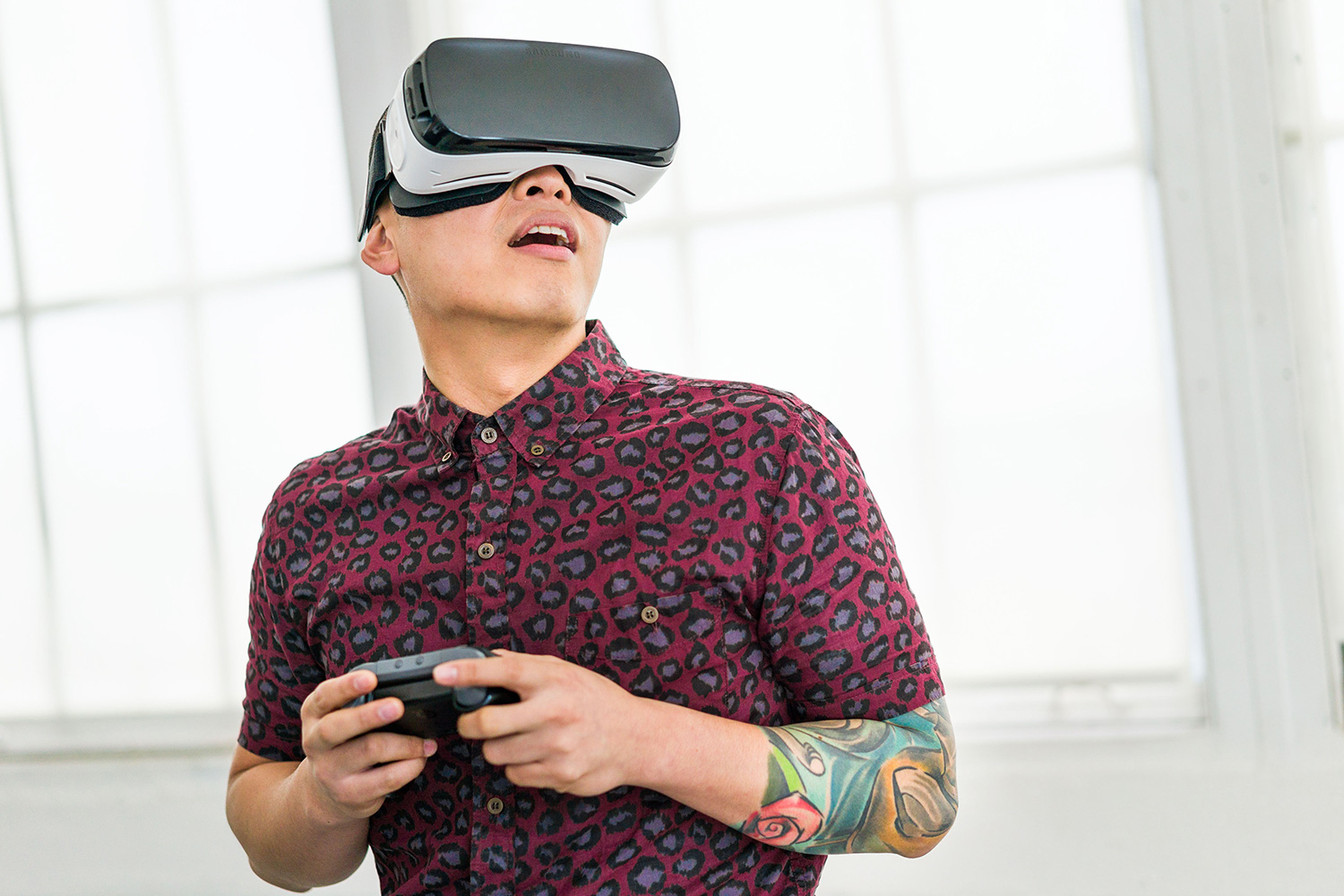 Man with tattoos using Samsung Gear VR