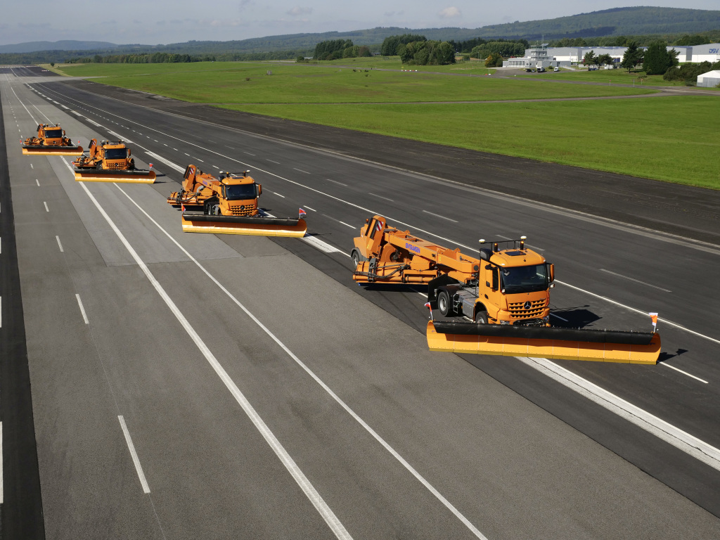 snowplows driverless daimler schneer  umen auf dem flugfeld automatisierte mercedes benz arocs machen den weg frei