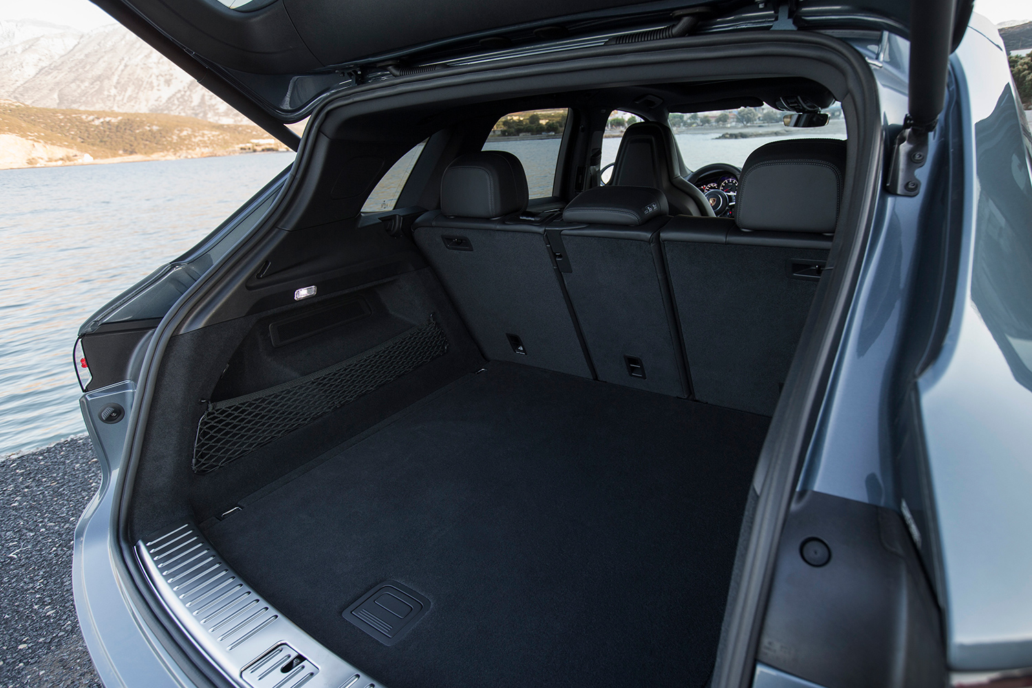 2019 Porsche Cayenne S trunk