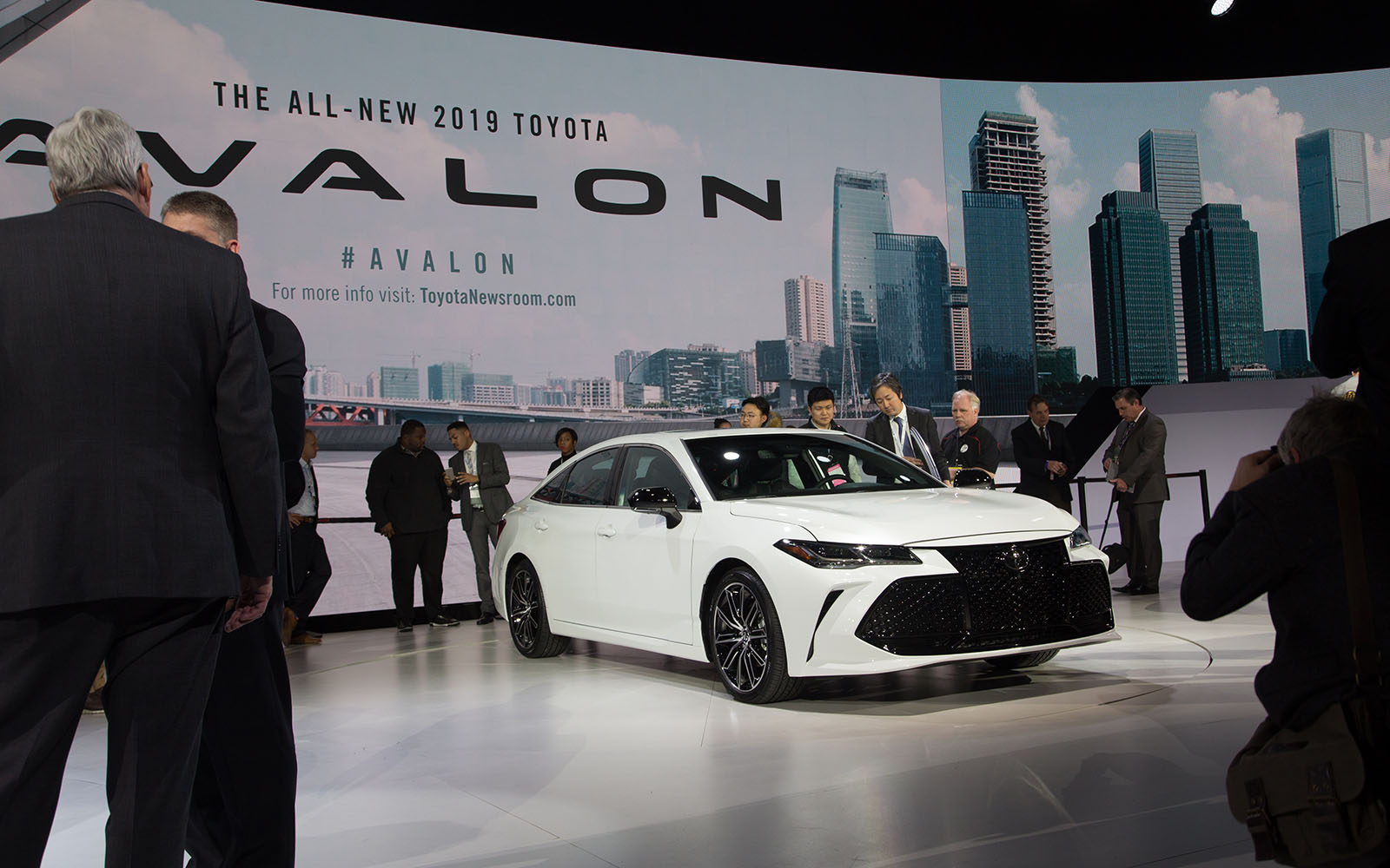 the 2019 toyota avalon ditches humdrum design 2018 detroit  34