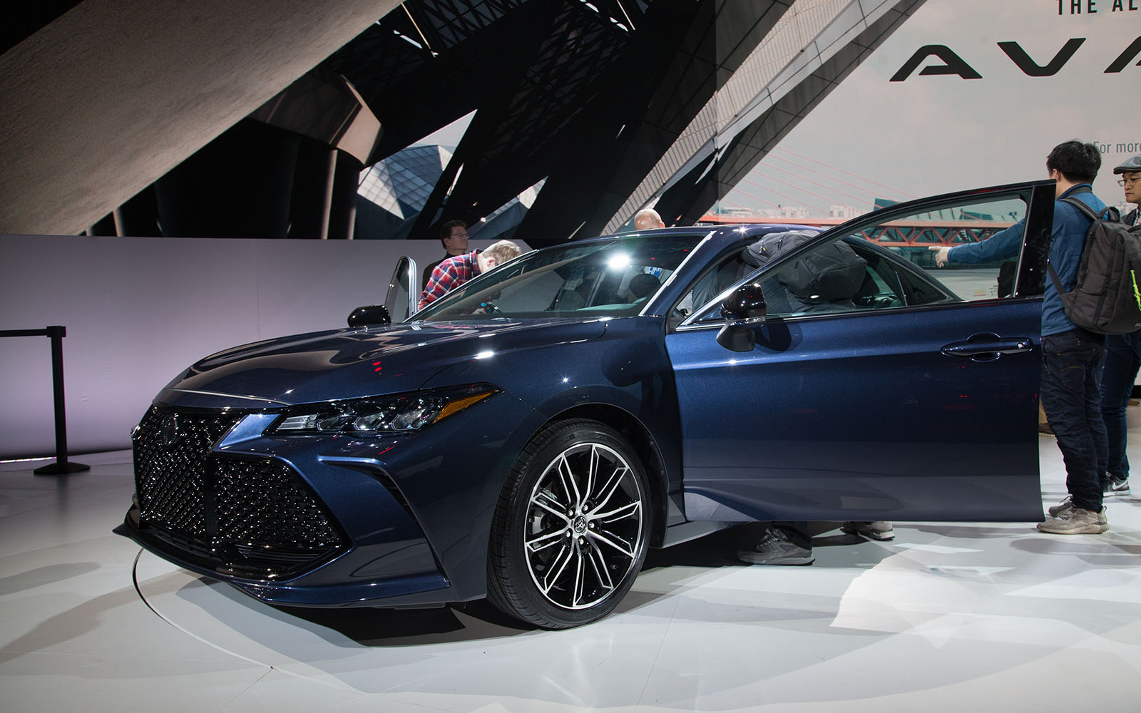 the 2019 toyota avalon ditches humdrum design 2018 detroit  36