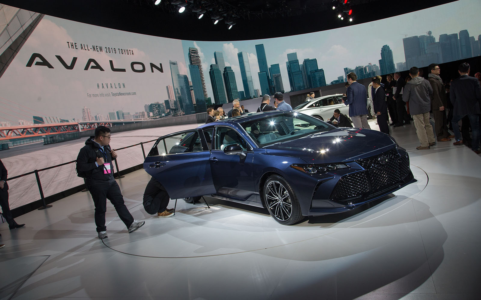 the 2019 toyota avalon ditches humdrum design 2018 detroit  9