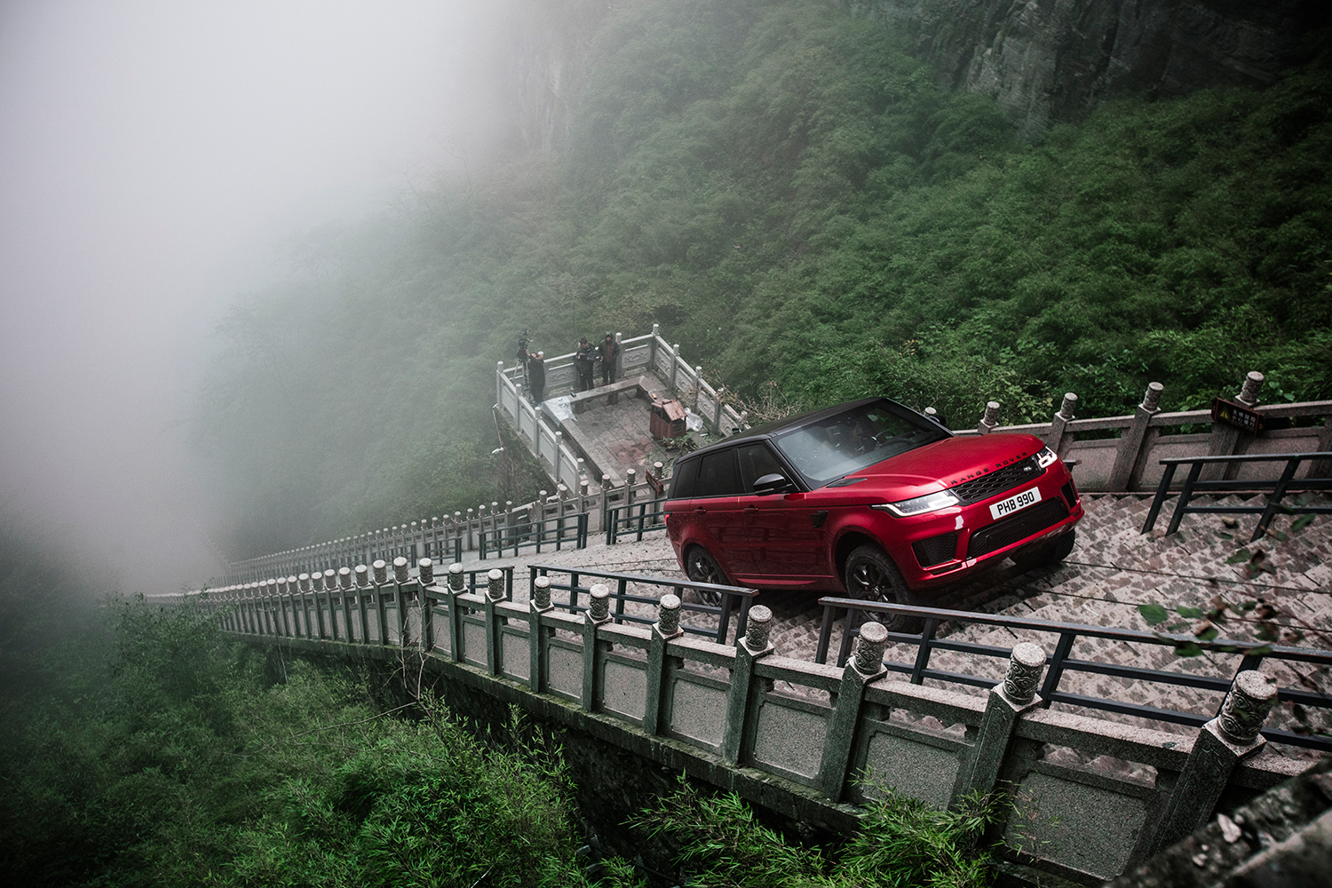 Watch a Land Rover climb 999 vertigo-inducing steps to China's Heaven's Gate