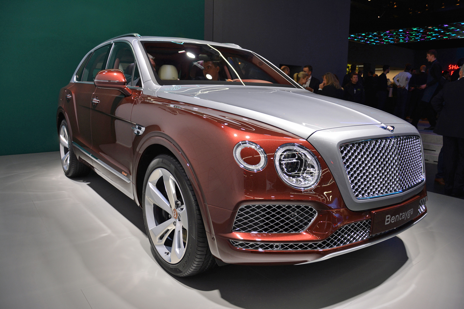 Bentley Bentayga Hybrid live