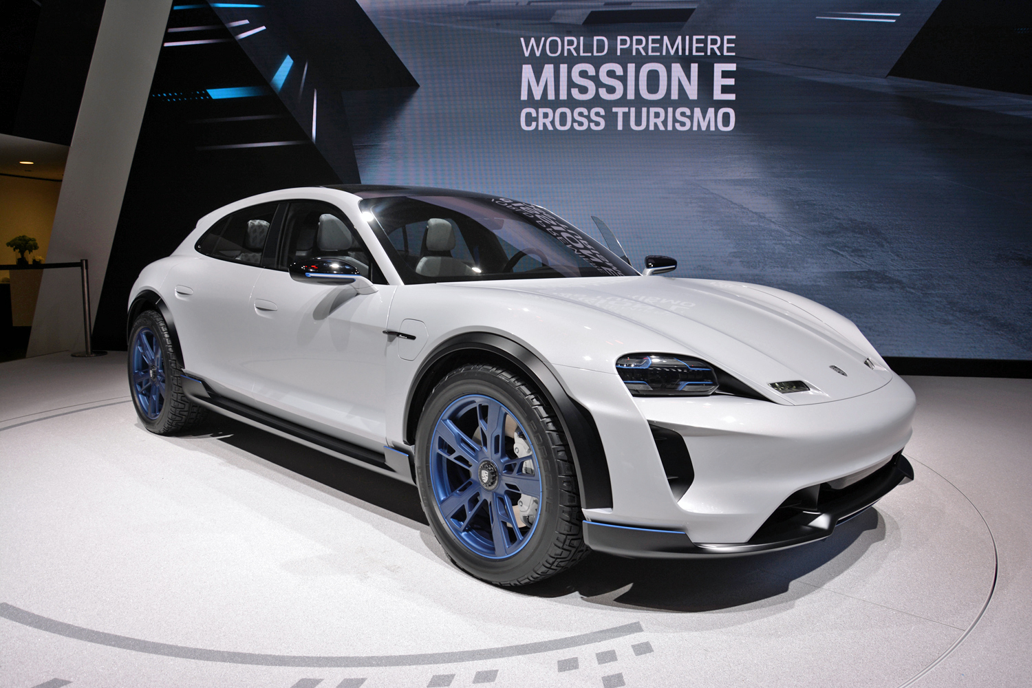 Porsche Mission E Cross Turismo live