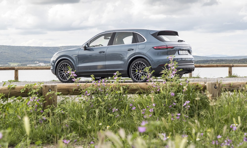 2019 porsche cayenne e hybrid review hero